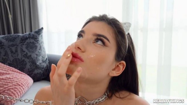 Страстная брюнетка знает как довести до оргазма любовника