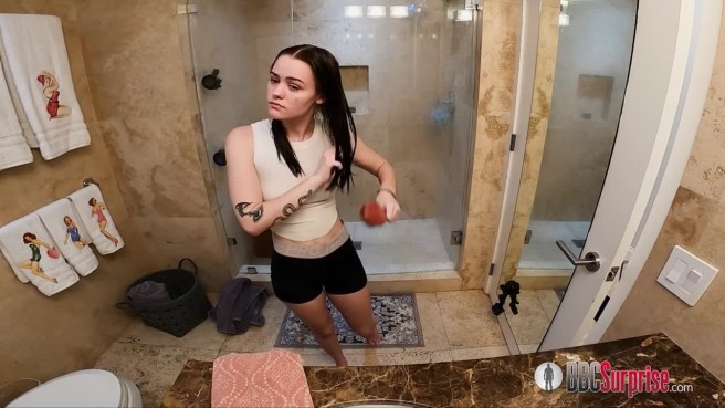 Телка орет на длинном члене негра и кончает