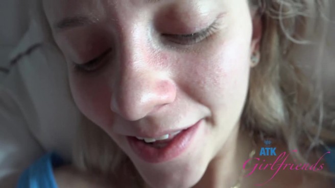 Блондинка дрочит парню ногами по утру после траха