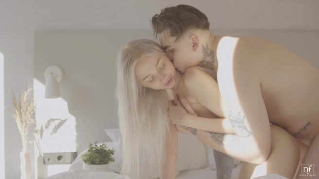 Блондинка получает оргазм от чувственного секса