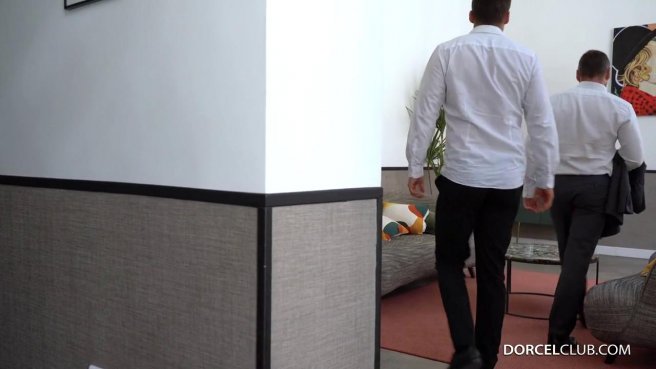 Шикарная брюнетка трахается с двумя мужиками в постели